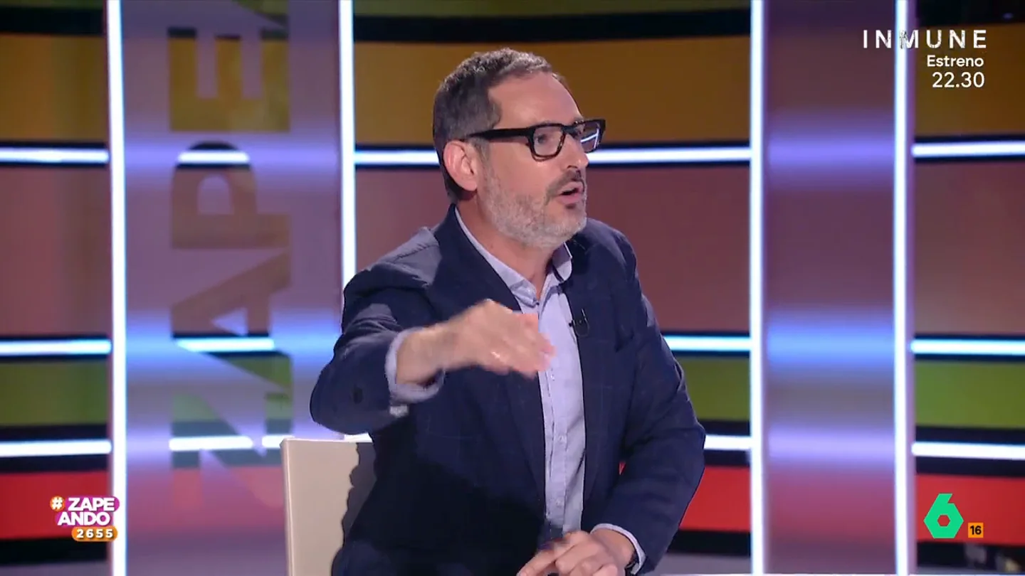 Eugeni Alemany explica cuál es el protocolo para comer paella: "Hay que comer siempre en cuña" El zapeador analiza una práctica muy habitual en nuestro país: picar del mismo plato con otros comensales. Este hábito es poco higiénico debido a que se adereza el plato "con babas".