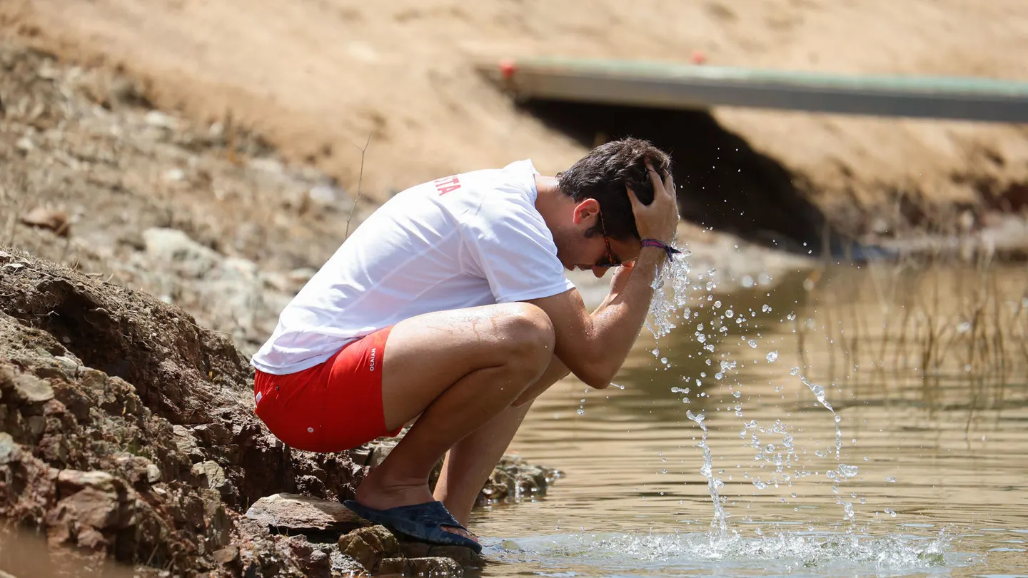 Imagen de archivo. Un hombre se refresca en la playa de interior del pantano de la Breña. Imagen de archivo. Un hombre se refresca en la playa de interior del pantano de la Breña.