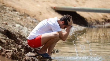 Imagen de archivo. Un hombre se refresca en la playa de interior del pantano de la Breña.