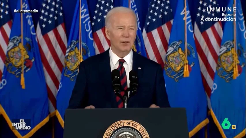 En este montaje de El Intermedio Joe Biden, presidente de Estados Unidos, desvela durante un mitin sus tácticas de seducción para conquistar a su "chica" que van de darle "besitos por todo el cuerpo" a comerle "los labios". 