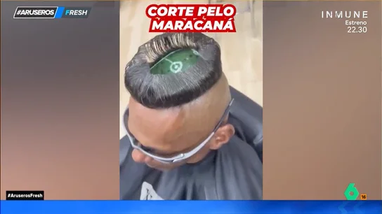 Un hombre se corta el pelo de forma que su peinado reproduce el estadio Maracaná Un hombre se corta el pelo de forma que su peinado reproduce el estadio Maracaná