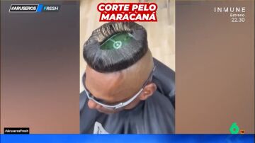 Un hombre se corta el pelo de forma que su peinado reproduce el estadio Maracaná 