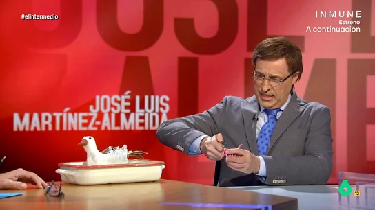 Así celebró 'Almeida' la mascletá de Madrid Río con Wyoming Raúl Pérez se convertía en José Luis Martínez-Almeida en este vídeo, que ahora recupera El Intermedio, donde analizaba con Wyoming el resultado de su mascletá en Madrid Río que costó al Ayuntamiento 46.000 euros.