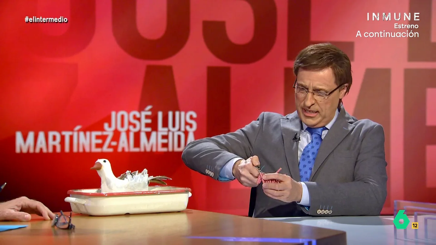 Así celebró 'Almeida' la mascletá de Madrid Río con Wyoming Raúl Pérez se convertía en José Luis Martínez-Almeida en este vídeo, que ahora recupera El Intermedio, donde analizaba con Wyoming el resultado de su mascletá en Madrid Río que costó al Ayuntamiento 46.000 euros.