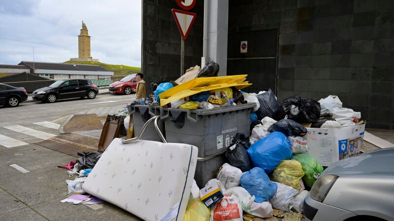 Basura amontonada en unos contenedores de A Coruña por la huelga que sufre la ciudad desde hace casi un mes.