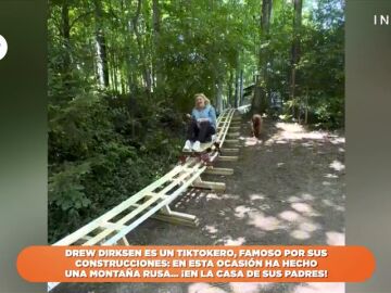 Impresionante: construye una montaña rusa en el salón de su casa usando solo madera y PVC