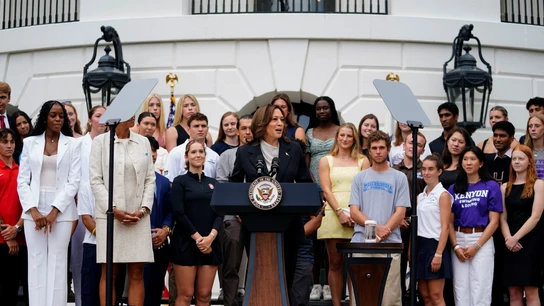 La vicepresidenta de Estados Unidos, Kamala Harris, pronuncia un discurso ante los equipos campeones de la Asociación Nacional Atlética Universitaria (NCAA) de mujeres y hombres. La vicepresidenta de Estados Unidos, Kamala Harris, pronuncia un discurso ante los equipos campeones de la Asociación Nacional Atlética Universitaria (NCAA) de mujeres y hombres.