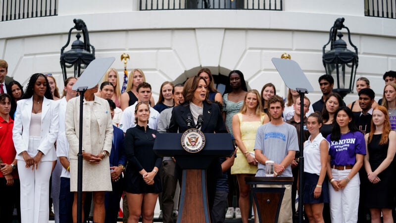 La vicepresidenta de Estados Unidos, Kamala Harris, pronuncia un discurso ante los equipos campeones de la Asociación Nacional Atlética Universitaria (NCAA) de mujeres y hombres.