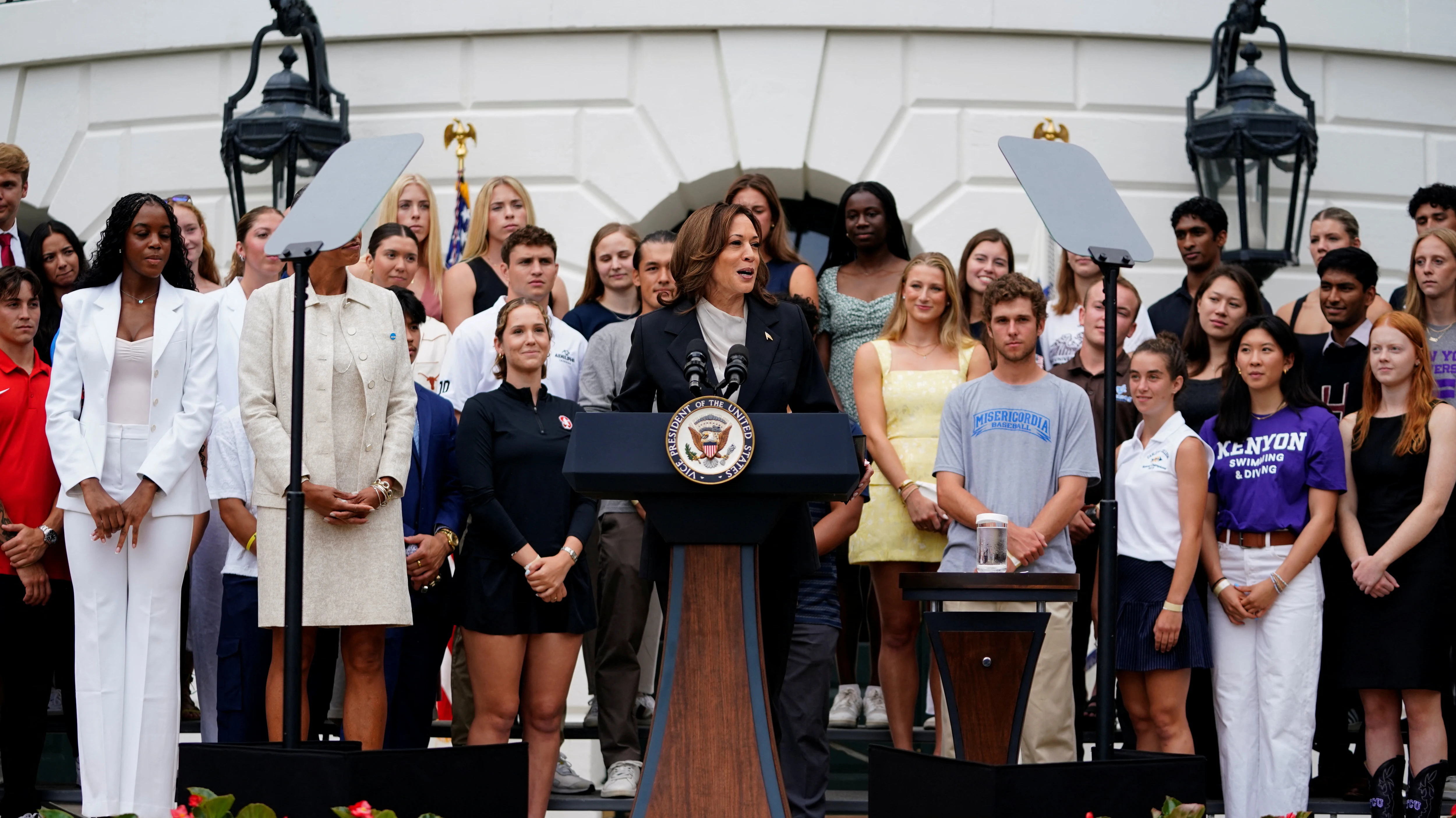 La vicepresidenta de Estados Unidos, Kamala Harris, pronuncia un discurso ante los equipos campeones de la Asociación Nacional Atlética Universitaria (NCAA) de mujeres y hombres.