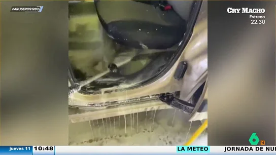 Una mujer opina que su coche está muy sucio por dentro y decide limpiarlo a manguerazos Una mujer opina que su coche está muy sucio por dentro y decide limpiarlo a manguerazos