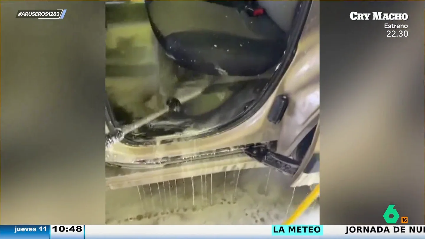 Una mujer opina que su coche está muy sucio por dentro y decide limpiarlo a manguerazos Una mujer opina que su coche está muy sucio por dentro y decide limpiarlo a manguerazos