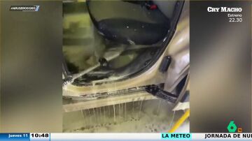 Una mujer opina que su coche está muy sucio por dentro y decide limpiarlo a manguerazos