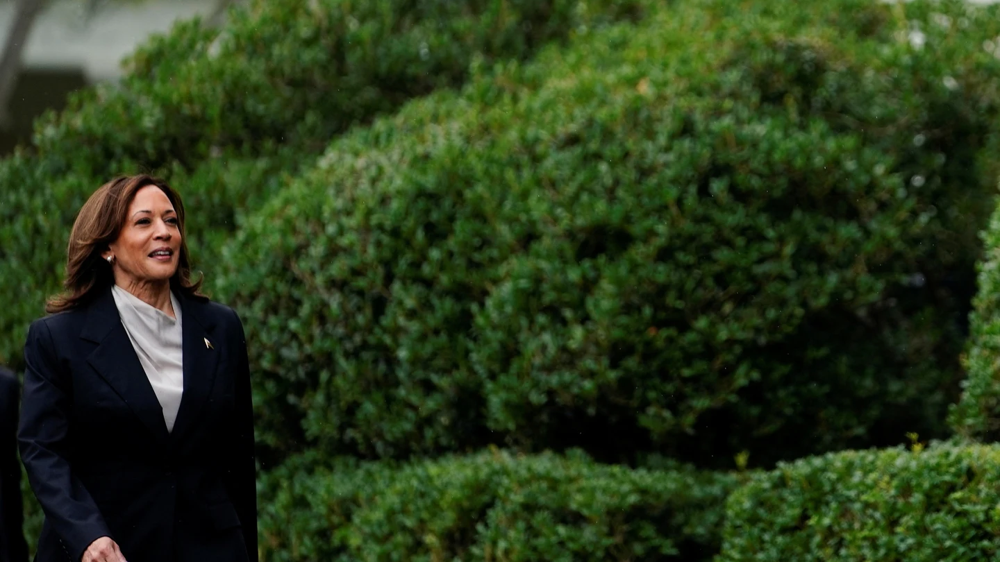 La vicepresidenta de Estados Unidos, Kamala Harris, llega para dirigirse a los equipos campeones de la Asociación Nacional Atlética Universitaria (NCAA) de mujeres y hombres. La vicepresidenta de Estados Unidos, Kamala Harris, llega para dirigirse a los equipos campeones de la Asociación Nacional Atlética Universitaria (NCAA) de mujeres y hombres.