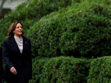 La vicepresidenta de Estados Unidos, Kamala Harris, llega para dirigirse a los equipos campeones de la Asociación Nacional Atlética Universitaria (NCAA) de mujeres y hombres.