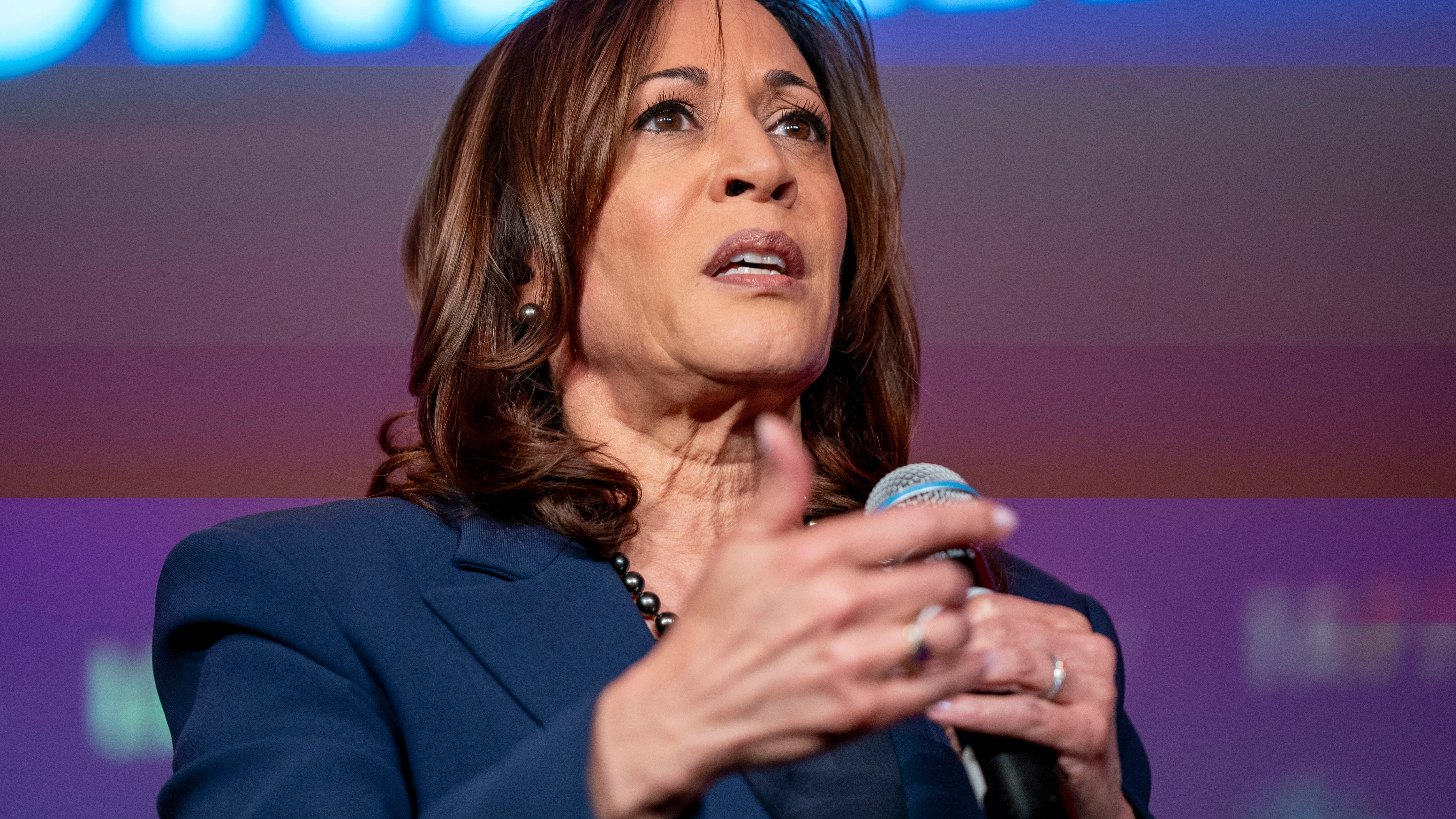 La vicepresidenta de los Estados Unidos Kamala Harris habla en la Conferencia Legislativa de la Asociación Internacional de Bomberos.