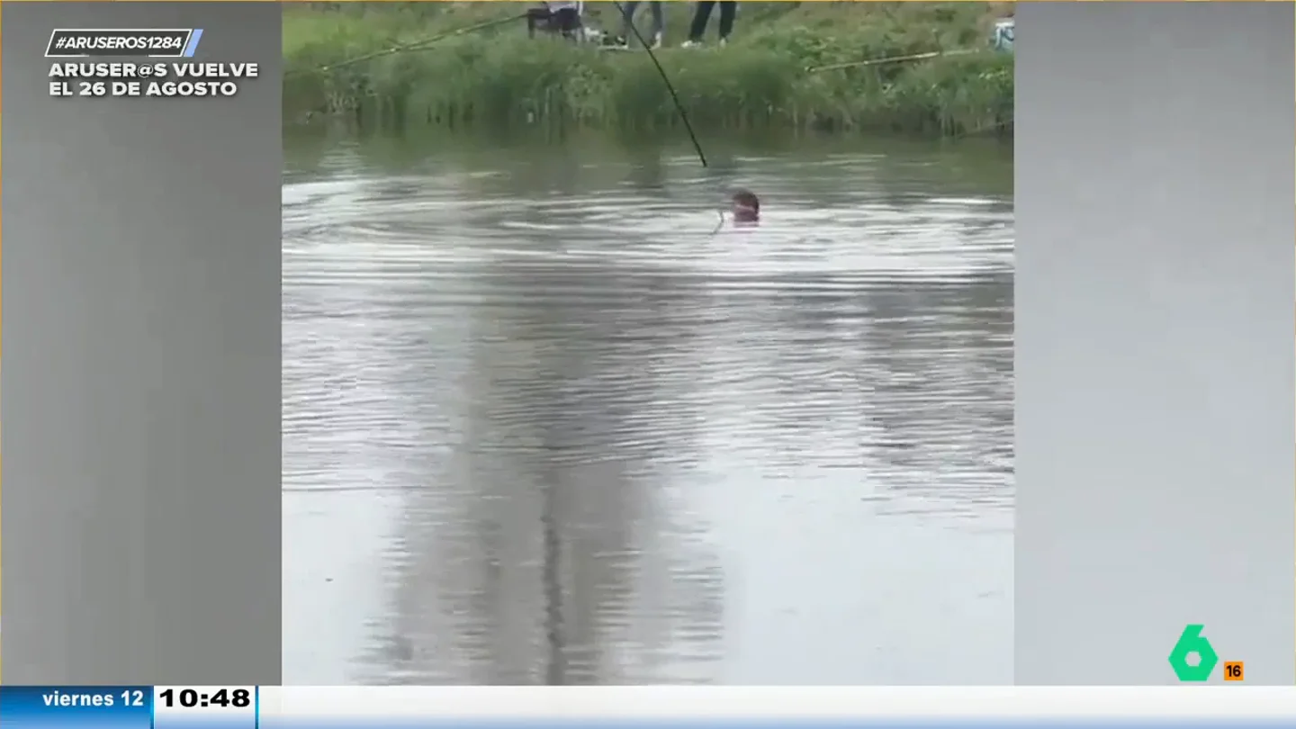 El sorprendente vídeo en el que un pez tira al agua al hombre que intentaba pescarle El sorprendente vídeo en el que un pez tira al agua al hombre que intentaba pescarle