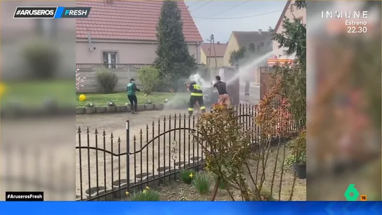 La curiosa tradición de un pueblo que organiza una guerra de agua en la que participan hasta los bomberos La curiosa tradición de un pueblo que organiza una guerra de agua en la que participan hasta los bomberos
