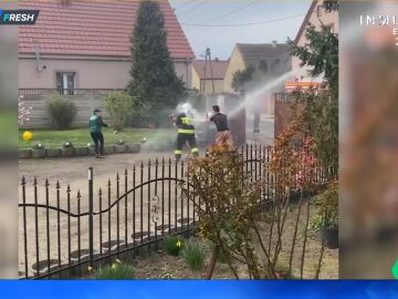 La curiosa tradición de un pueblo que organiza una guerra de agua en la que participan hasta los bomberos