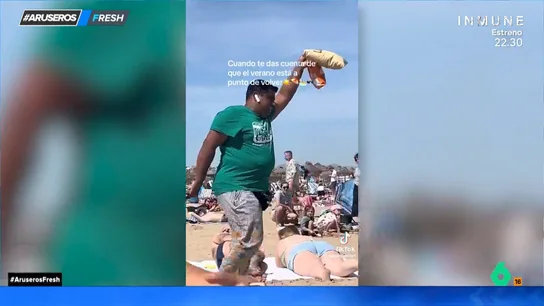 No es verano si el vendedor ambulante de Burriana no canta su 'hit' con los bañistas en la playa No es verano si el vendedor ambulante de Burriana no canta su 'hit' con los bañistas en la playa