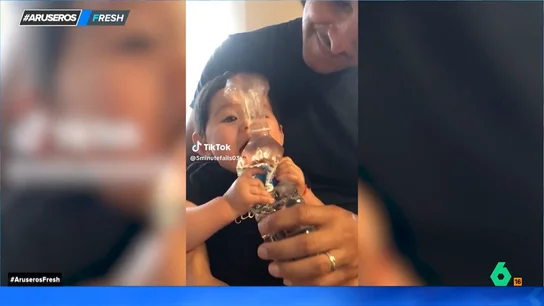Esta es la divertida reacción de un bebé al no saber beber agua debidamente de la botella Esta es la divertida reacción de un bebé al no saber beber agua debidamente de la botella