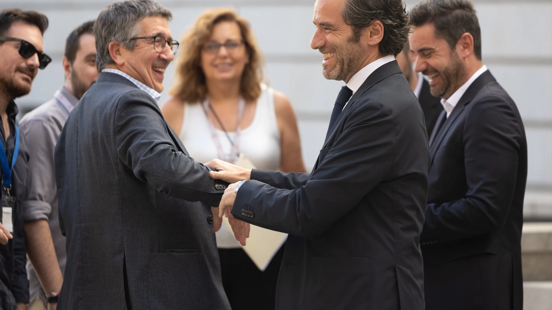 El portavoz del PSOE en el Congreso, Patxi López (i) y el portavoz del PP, Borja Sémper (d), llegan a una sesión plenaria extraordinaria, en el Congreso de los Diputados, a 23 de julio de 2024, en Madrid (España).