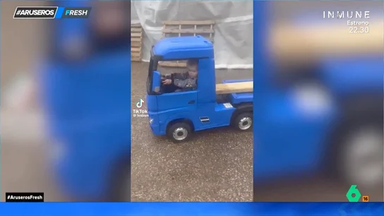 El sorprendente vídeo del niño camionero: carga, transporta y descarga la mercancía él solito El sorprendente vídeo del niño camionero: carga, transporta y descarga la mercancía él solito