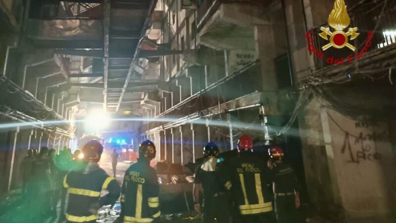 Bomberos de Napolés trabajan tras el derrumbe de un balcón en un edificio de la ciudad que ha dejado dos víctimas mortales y más de una decena de heridos.