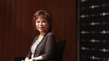 La escritora Isabel Allende en una firma de libros.