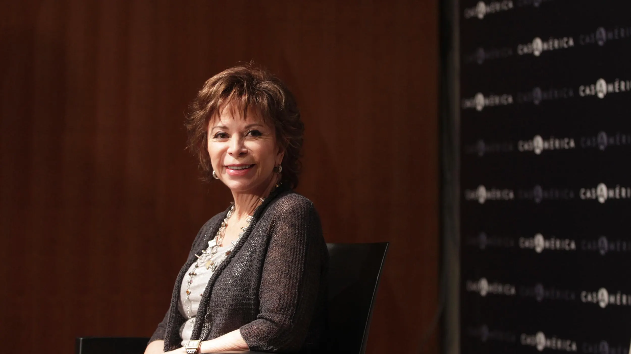 La escritora Isabel Allende en una firma de libros.