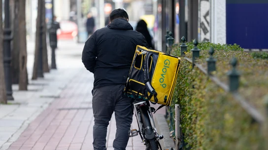Un repartidor de Glovo, a 12 de enero de 2024, en Madrid (España). Un repartidor de Glovo, a 12 de enero de 2024, en Madrid (España).