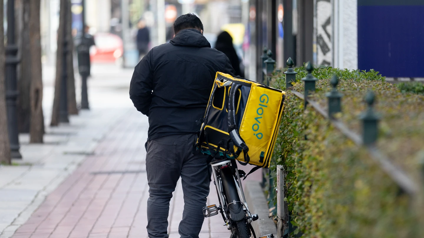 Un repartidor de Glovo, a 12 de enero de 2024, en Madrid (España). Un repartidor de Glovo, a 12 de enero de 2024, en Madrid (España).