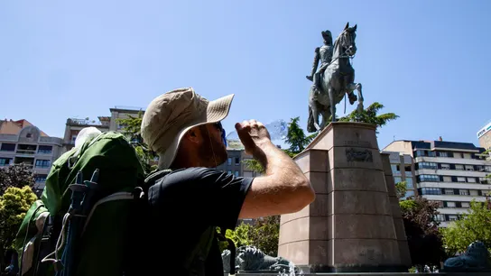 Imagen de un peregrino junto al monumento del General Espartero en Logroño. Imagen de un peregrino junto al monumento del General Espartero en Logroño.