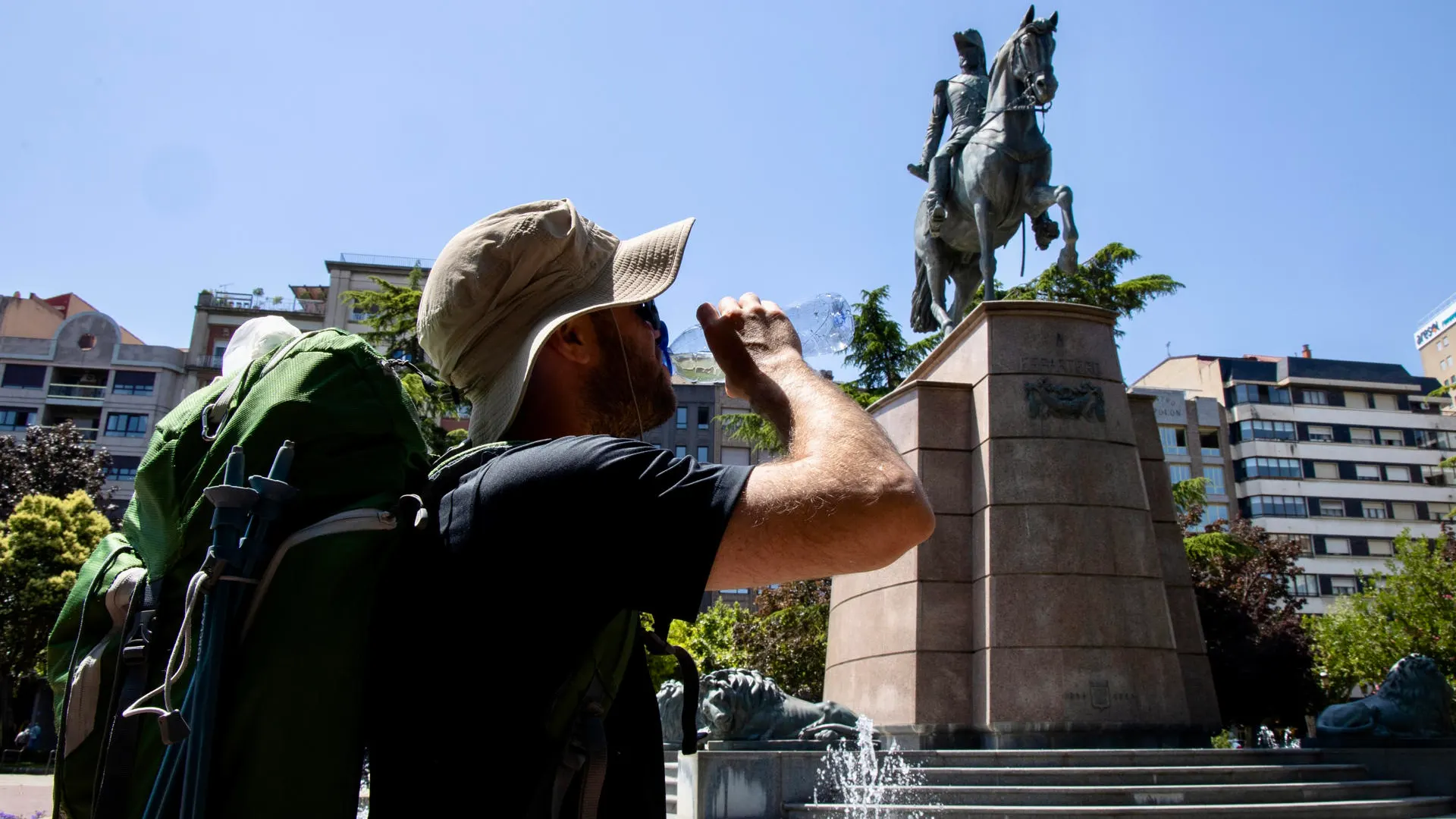 Imagen de un peregrino junto al monumento del General Espartero en Logroño.