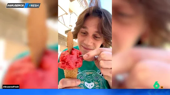 Un joven mete el anillo de compromiso en un helado para pedir matrimonio a su novia y termina tragándoselo Un joven mete el anillo de compromiso en un helado para pedir matrimonio a su novia y termina tragándoselo