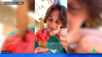 Un joven mete el anillo de compromiso en un helado para pedir matrimonio a su novia y termina tragándoselo 