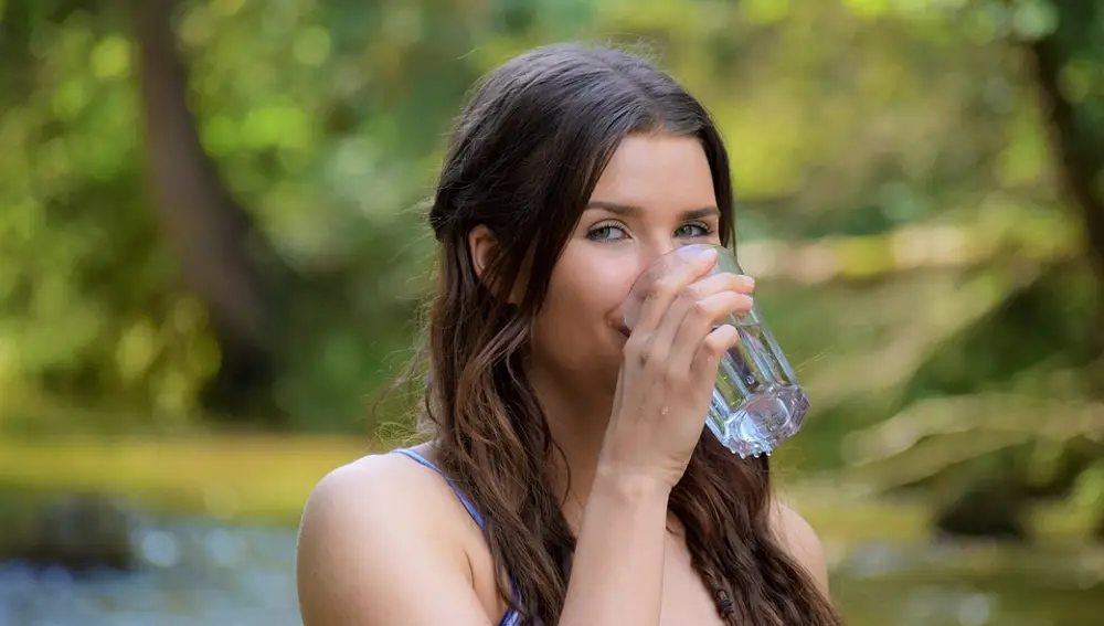 Mujer bebiendo agua Mujer bebiendo agua
