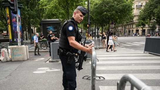 Detenido en Francia un joven acusado de planear un atentado terrorista a pocos días de los Juegos Olímpicos Un policía francés coloca vallas para establecer un perímetro de seguridad