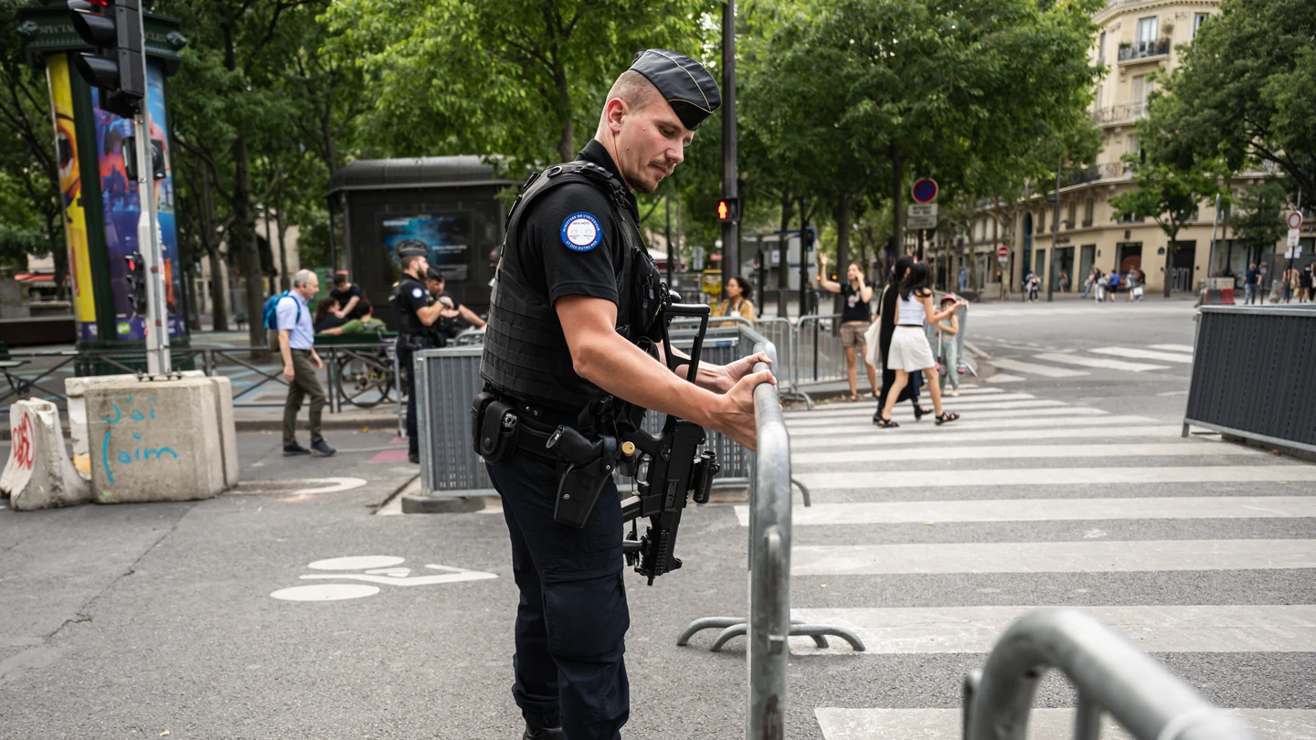 Detenido en Francia un joven acusado de planear un atentado terrorista a pocos días de los Juegos Olímpicos Un policía francés coloca vallas para establecer un perímetro de seguridad