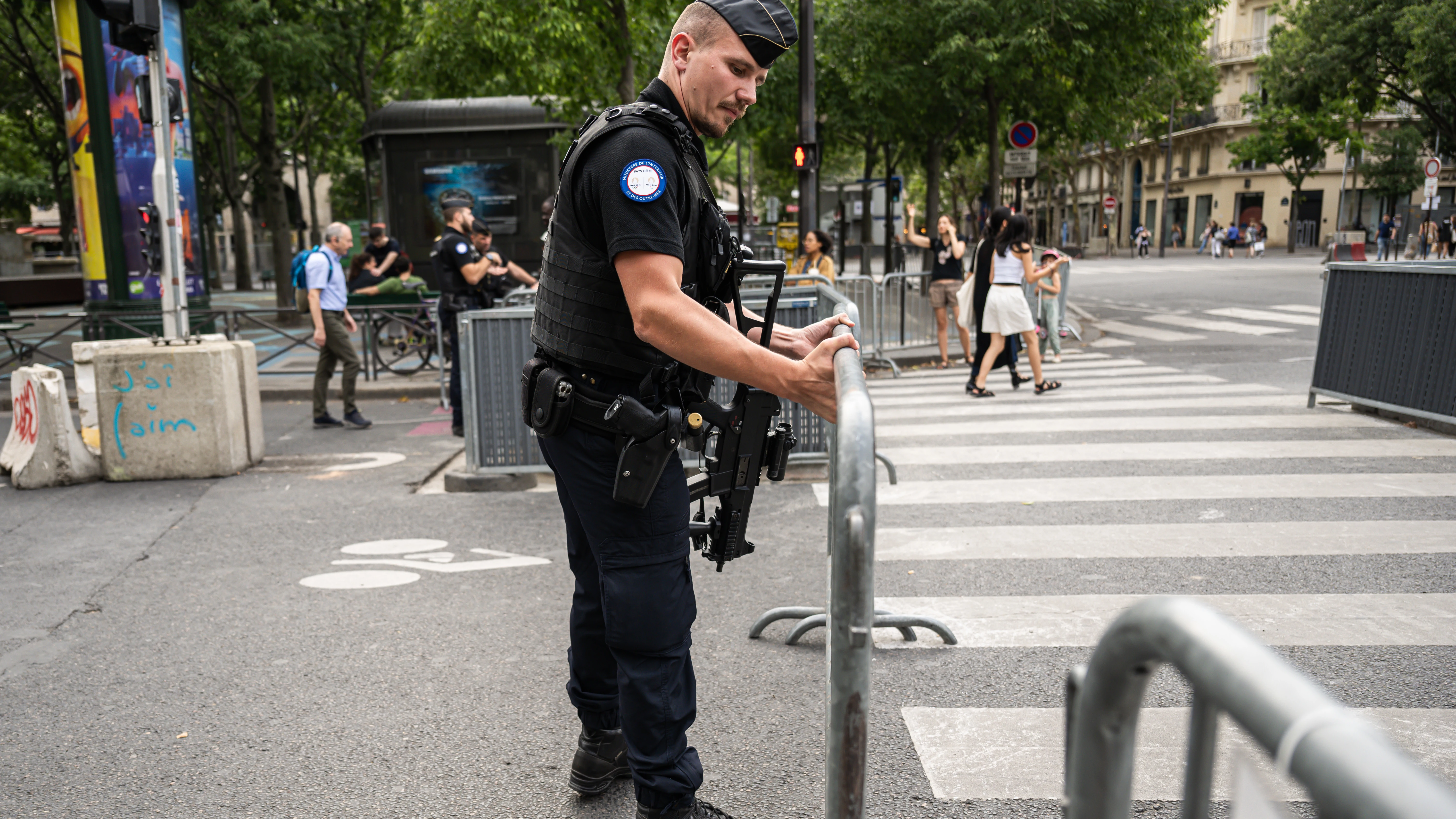 Un policía francés coloca vallas para establecer un perímetro de seguridad