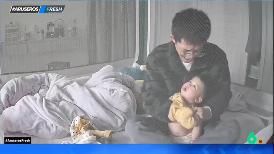 Así consigue un padre que su hijo deje de llorar: imita el llanto y el bebé para Así consigue un padre que su hijo deje de llorar: imita el llanto y el bebé para