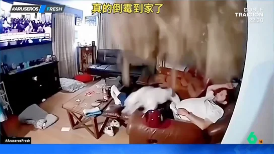 Así se le desploma el techo encima a un hombre que está tranquilamente tumbado en el sofá Así se le desploma el techo encima a un hombre que está tranquilamente tumbado en el sofá