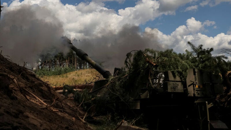 Militares ucranianos disparan contra las tropas rusas en una línea del frente, en medio de un ataque ruso contra Ucrania, cerca de la ciudad de Kupiansk.