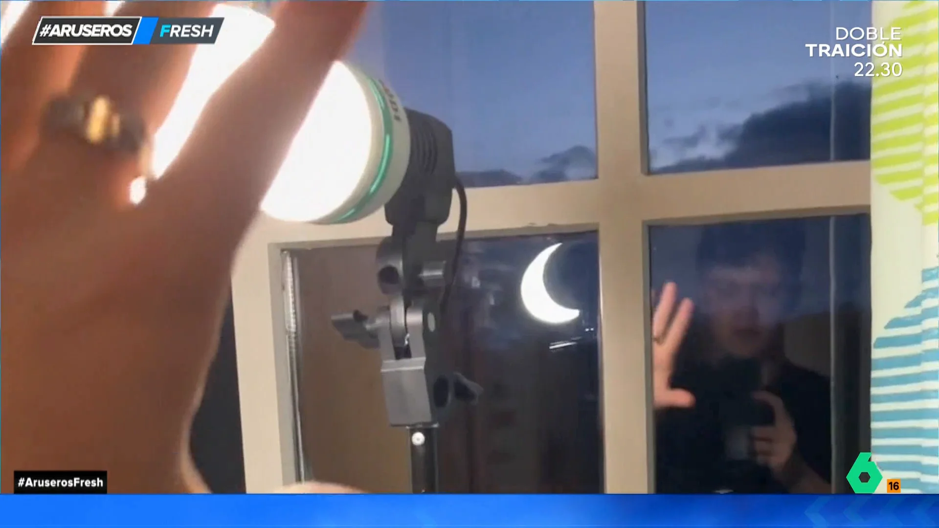 La cómica reacción de un joven que confunde el reflejo de la luz de un foco con la luna