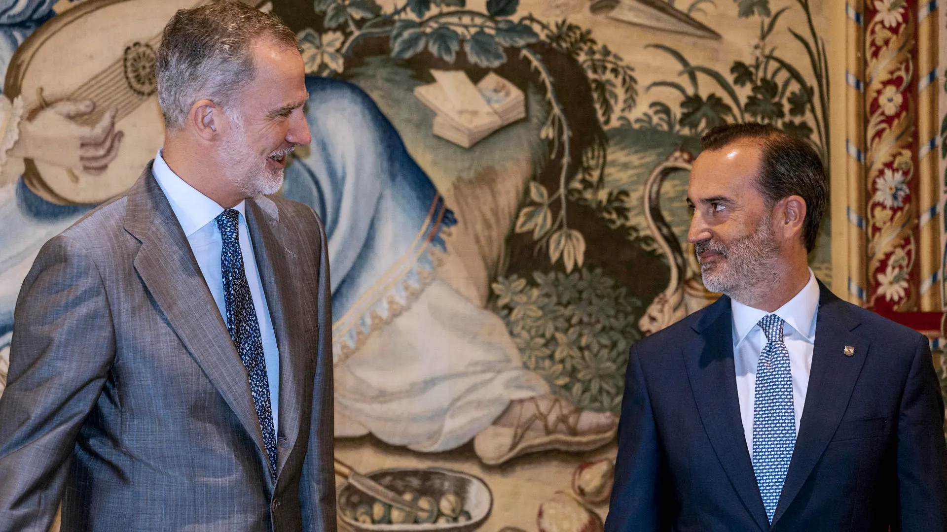 El rey Felipe VI recibe en audiencia al presidente del Parlament, Gabriel Le Senne, en el Palacio de la Almudaina (Palma).