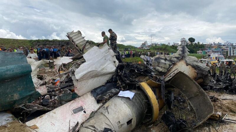 Las operaciones de rescate en el lugar donde se estrelló un avión en el aeropuerto internacional de Tribhuvan en Katmandú, Nepal, 24 de julio de 2024. 