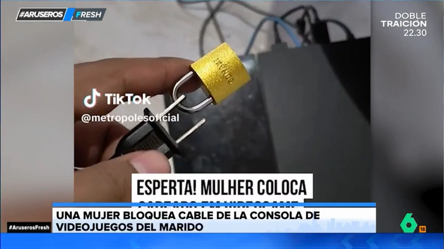 Una mujer harta de su marido decide poner un candado a su consola para que deje de jugar con ella Una mujer harta de su marido decide poner un candado a su consola para que deje de jugar con ella