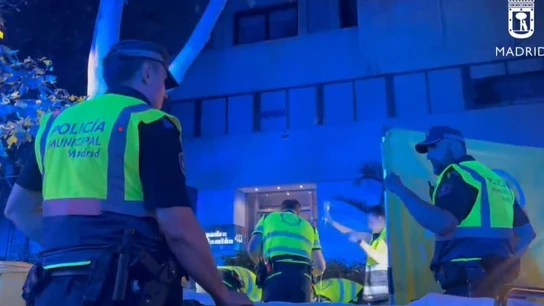 Muere el hombre de 42 años agredido tras el último concierto de Karol G en Madrid Agentes la Policía Municipal de Madrid acordonan la zona donde están trabajando los operarios del Samur para socorrer al hombre agredido