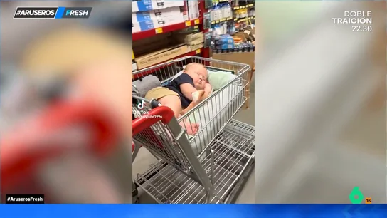 Así duerme este bebé en la cama improvisada que le han hecho sus padres en el carrito de la compra Así duerme este bebé en la cama improvisada que le han hecho sus padres en el carrito de la compra
