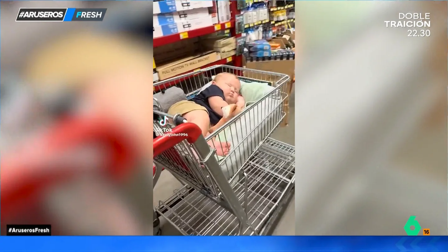 Así duerme este bebé en la cama improvisada que le han hecho sus padres en el carrito de la compra Así duerme este bebé en la cama improvisada que le han hecho sus padres en el carrito de la compra
