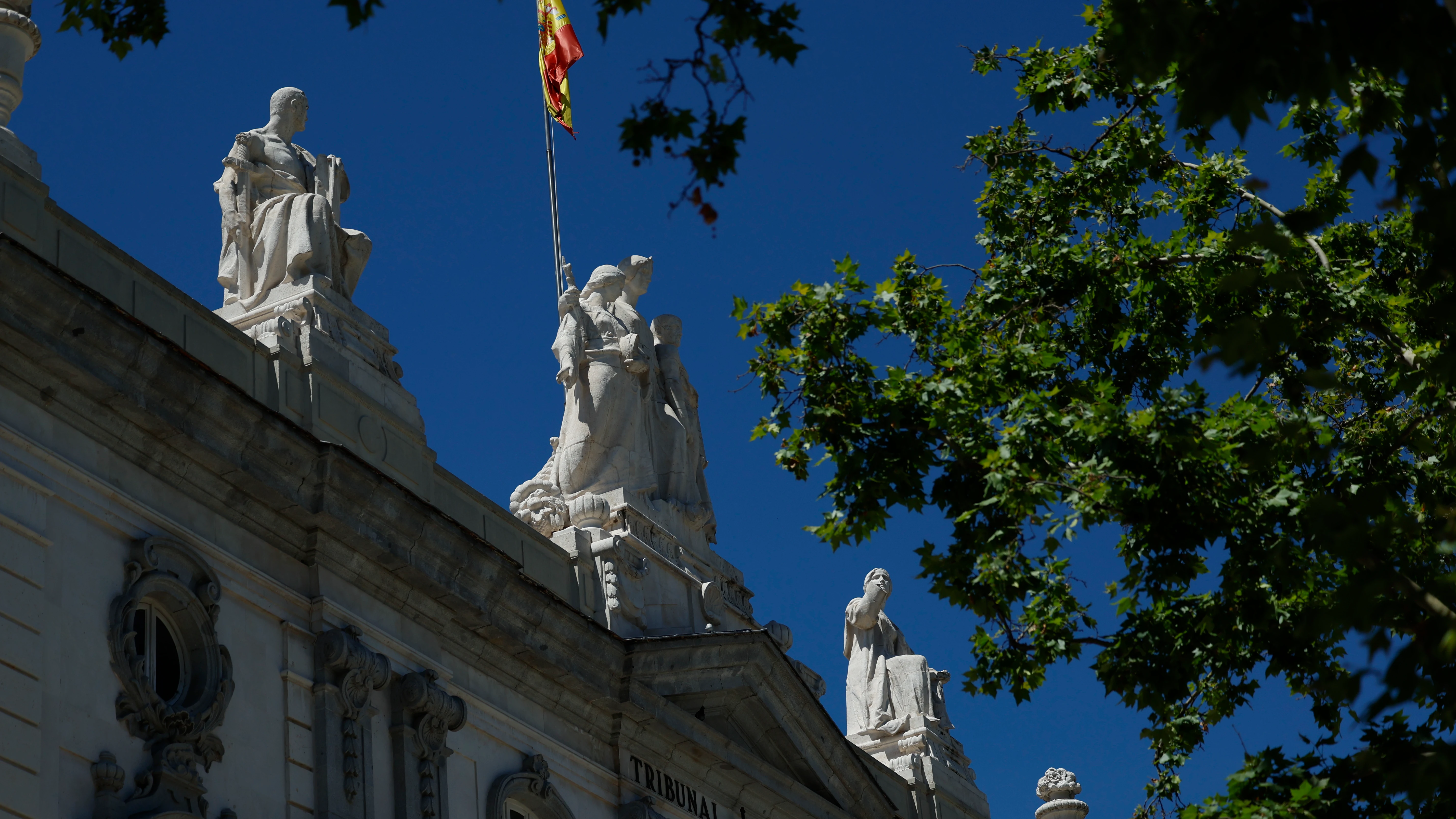 Vista del coronamiento superior del Tribunal Supremo.